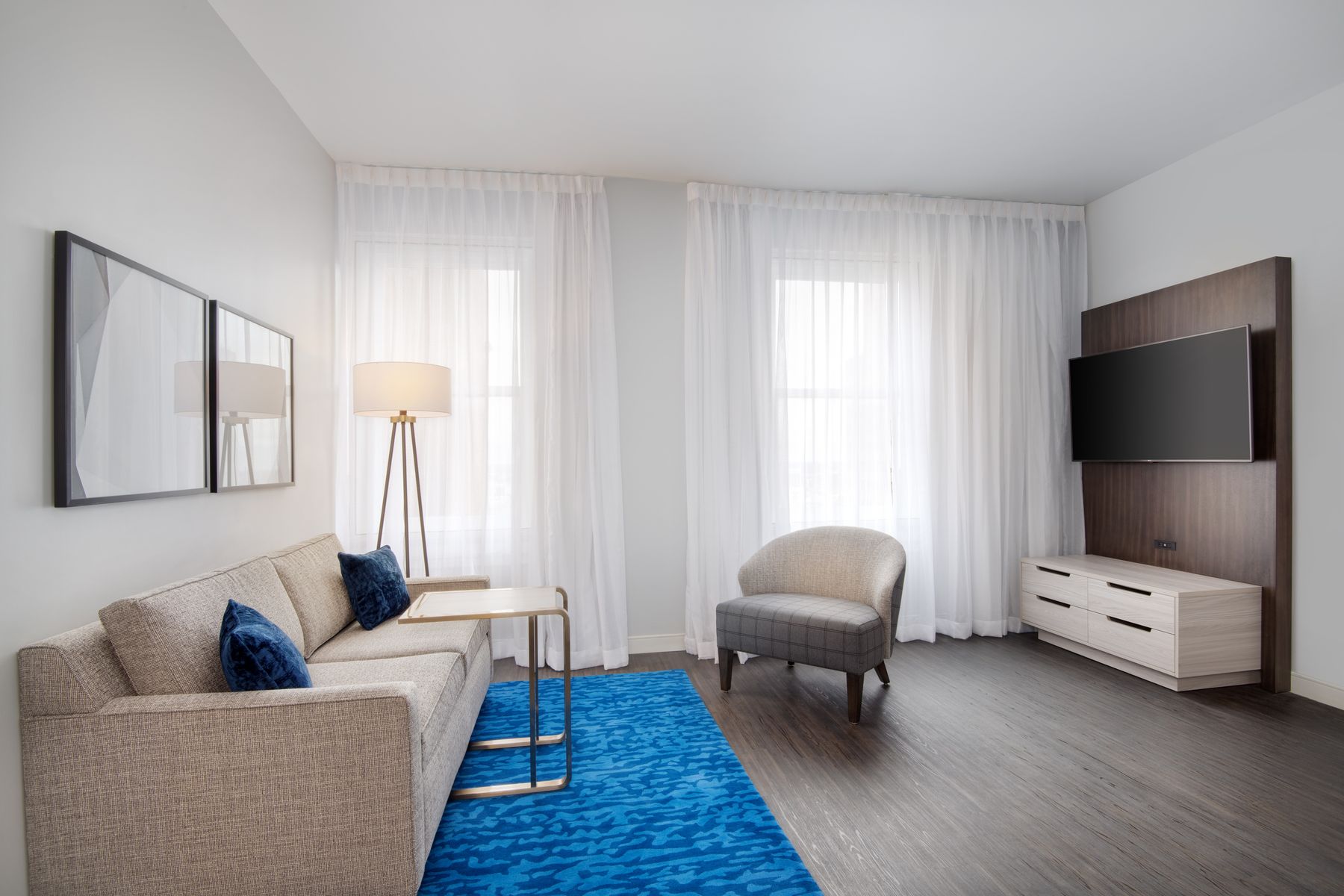 King suite living area with sofa and blue rug
