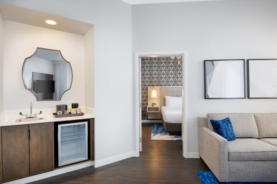 King suite wet bar with decorative mirror