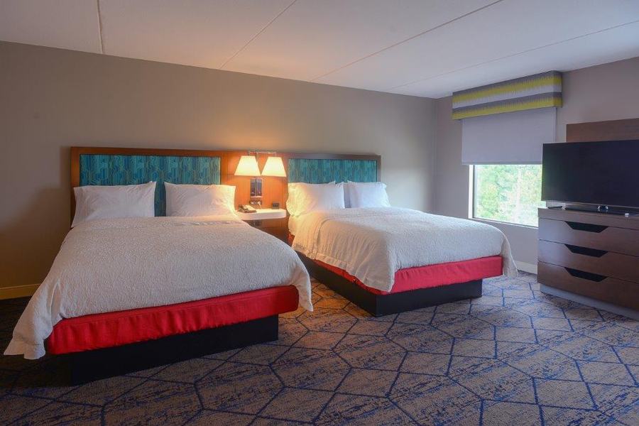 Queen suite with two beds