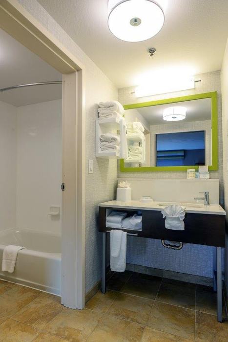 Queen suite bathroom