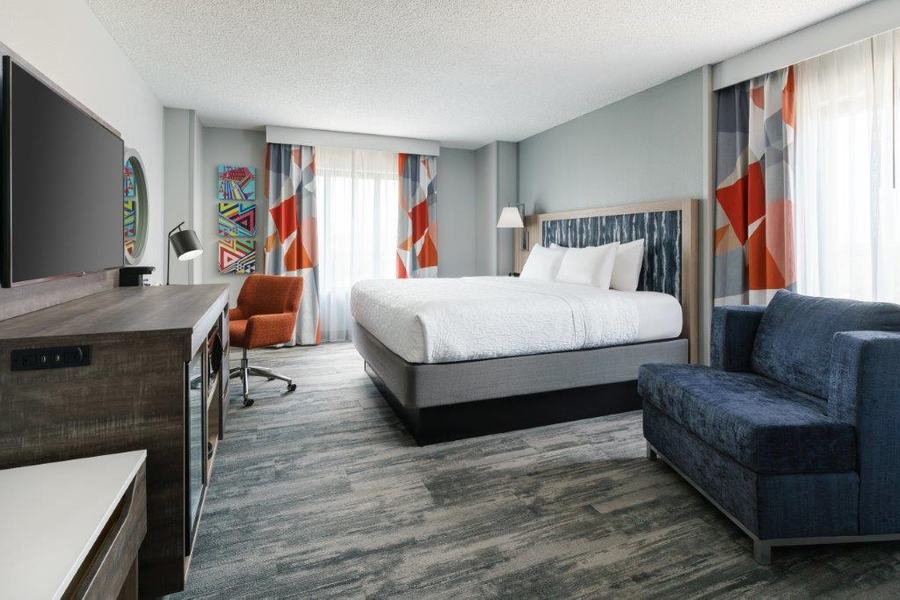 King guest room with sofa