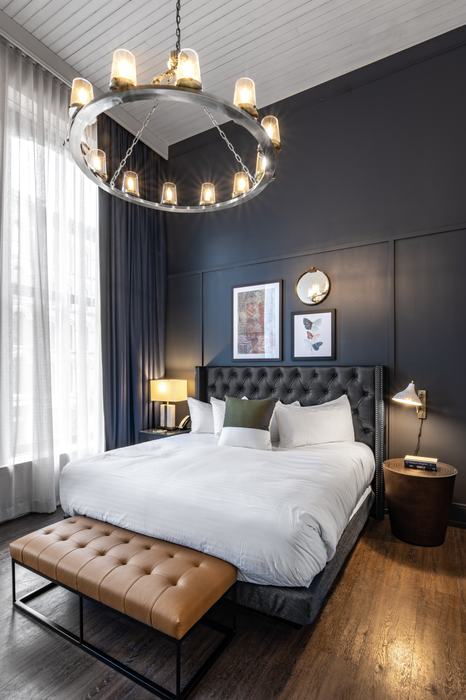 Guest room with leather bench